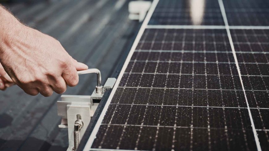 Say goodbye to the idea that your balcony is yours to install solar panels: a court orders their removal even with the support of most neighbors