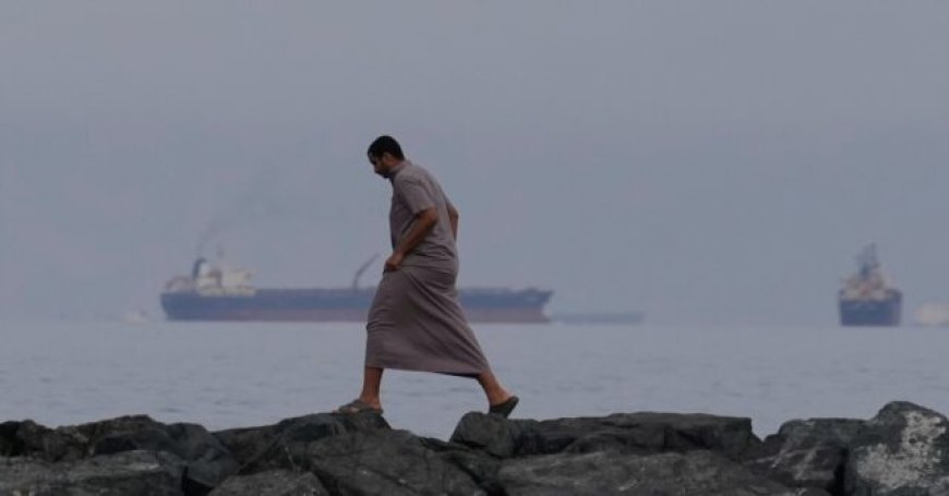 Shipping Remains Slow at Strait of Hormuz Despite Ceasefire