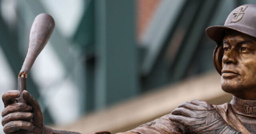 WATCH: Bat Breaks On Ichiro Suzuki Statue During Unveiling