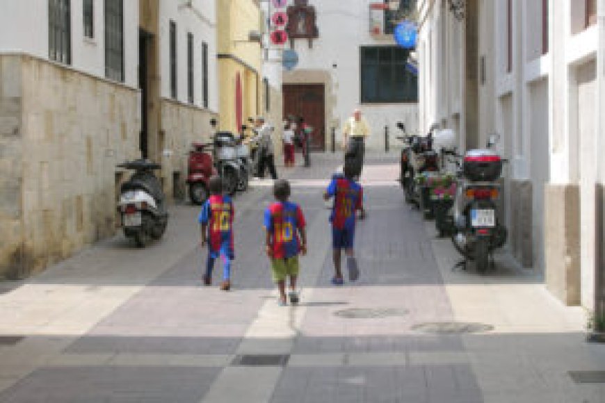 Spanish Youth Overwhelmingly Reject Sánchez Plan to Legalize 500,000 Illegal Migrants, Poll Finds