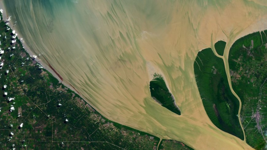 Full moon helps paint vibrant, muddy 'brushstrokes' in Indonesian river — Earth from space