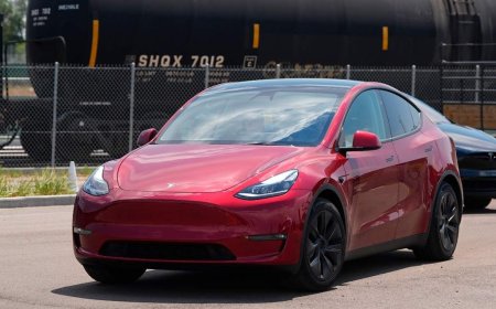 Woman dead after Tesla in autopilot mode crashes into Texas home