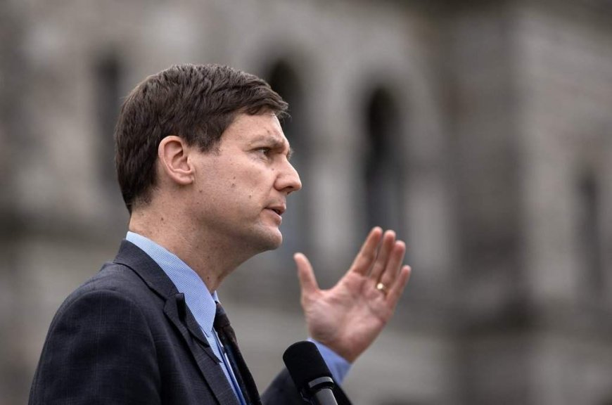 B.C. premier visiting China to pitch LNG project as province’s ‘really big fish’