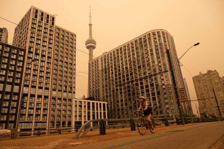 Wildfire smoke persists in Toronto, conditions may improve Friday: Environment Canada