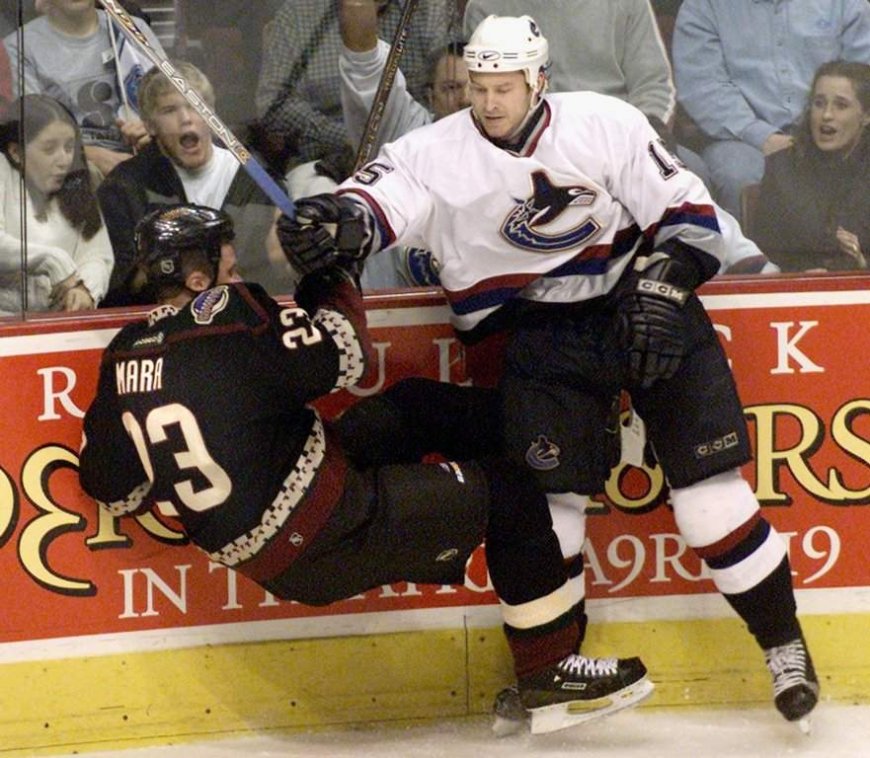 Former NHLer Tood Warriner to coach Windsor women