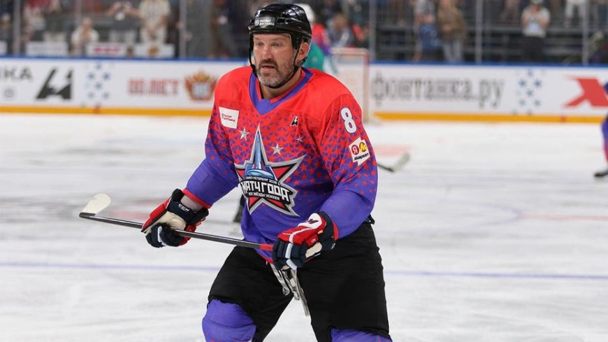 Washington Capitals star Alex Ovechkin crashes a couple's wedding photo shoot on a hotel staircase