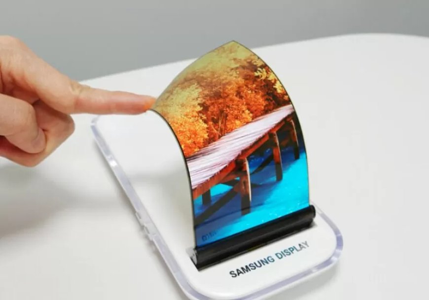What was the first consumer gadget to feature a foldable display?