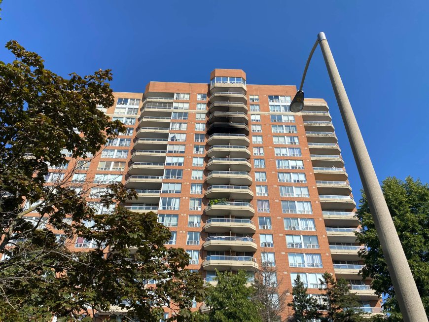 Person dead after fire breaks out in Toronto apartment building: paramedics