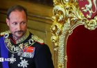 Norway's new king takes oath as mourners pay respects to his late father