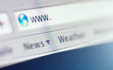 What was the first widely used web browser?