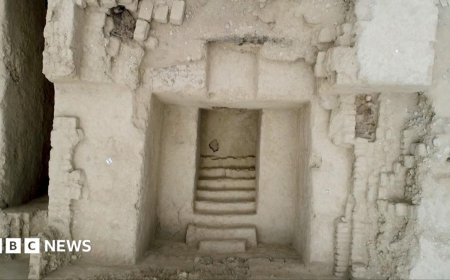 Watch: Archeologists discover ancient tomb in Peru