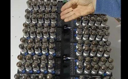A hobbyist built a working computer out of 460 vacuum tubes, and it needs 15 minutes to warm up