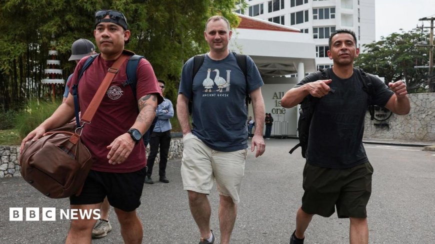 US sailors go shopping before hitting the bars in Thailand after 250-day voyage
