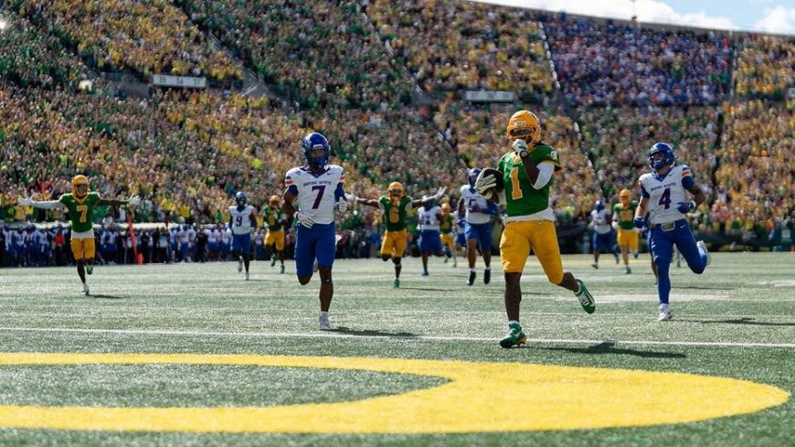 Oregon rallies from slow start, thwarts Boise State's upset bid in season opener