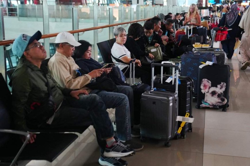 Indonesia’s Anak Krakatau volcano erupts, strands thousands as flights cancelled
