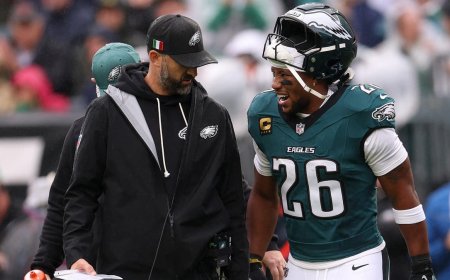 Eagles RB Saquon Barkley Reportedly Considered Week-To-Week With Hamstring Injury
