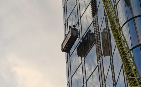 Window cleaners rescued from skyscraper