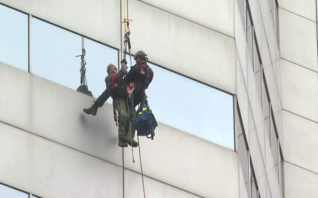 Workers rescued from Montreal highrise after platform malfunction