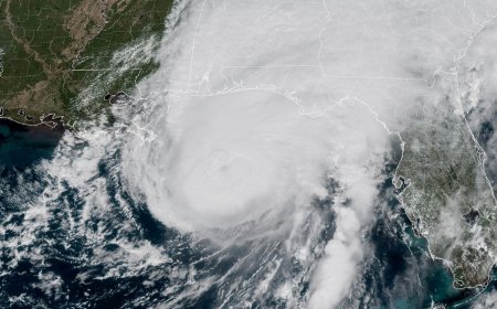 Hurricane Isaias closes in on US Gulf Coast