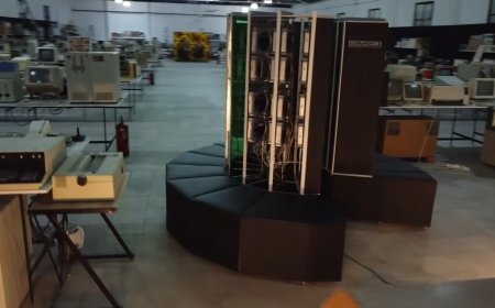 Working Cray-1 supercomputer replica packs 30 vintage Mac Minis and 1.5 TFLOPS