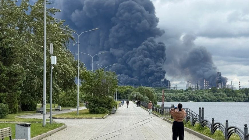 Zelensky Vows to Hammer More Russian Refineries as G7 Greenlights Emergency Fuel Dump