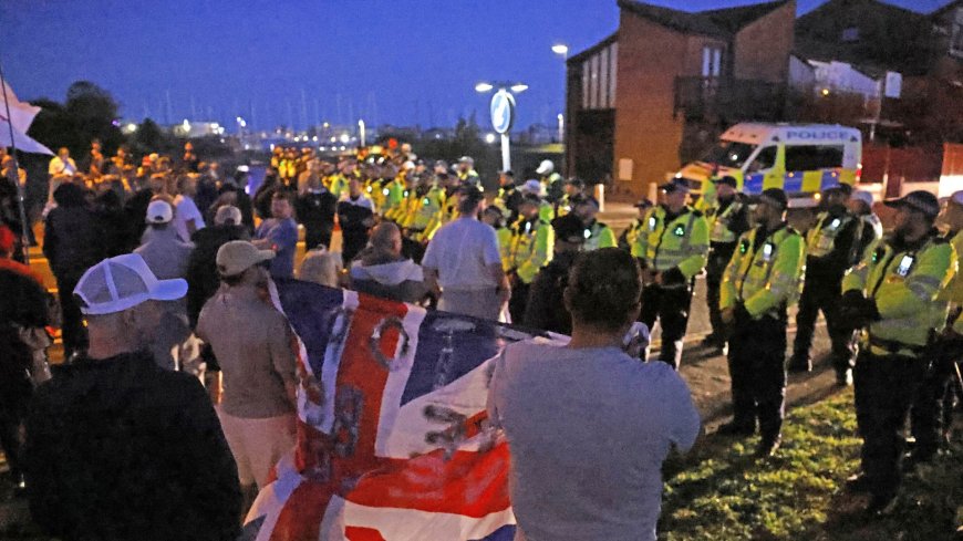 Anti-migrant protesters gather at seaside town as dinghy crosses Channel to UK