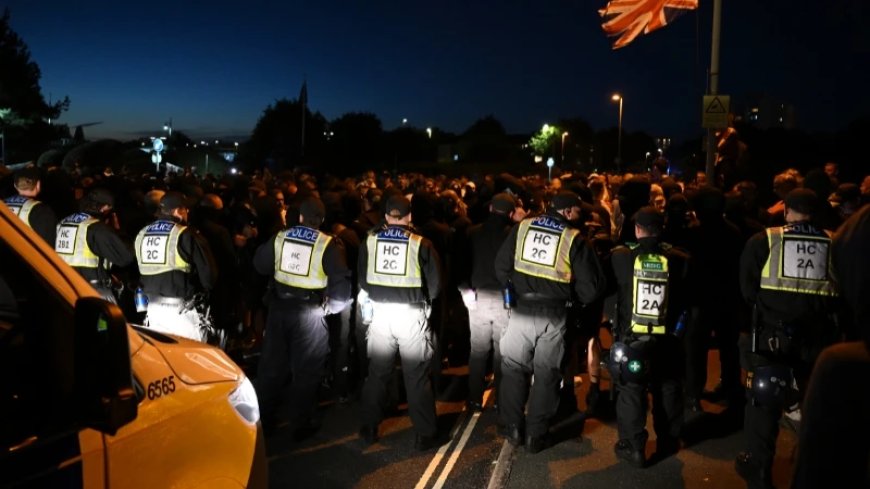 WATCH: UK Police Put Whole Town on Lockdown as They Guide Hundreds of Migrants To Shore