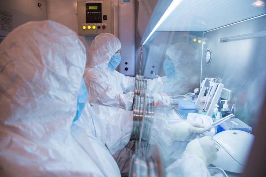 Who was the Russian lab worker suspected to have died from pneumonic plague?
