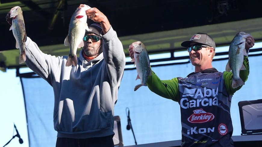 Randy Moss, Vikings coach Kevin O'Connell bond over shared love of fishing and football